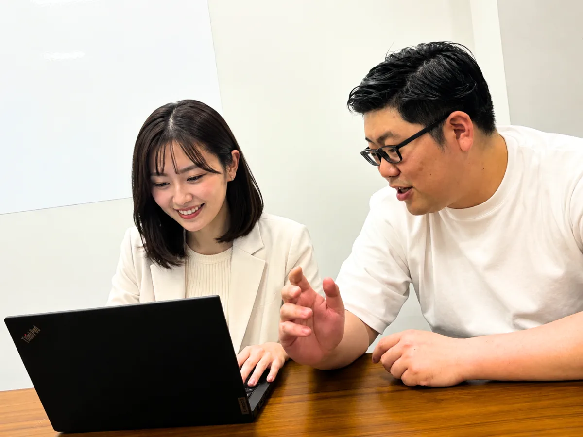 教員免許を持つ講師がノートPCで受講者にマンツーマンで伴走する様子