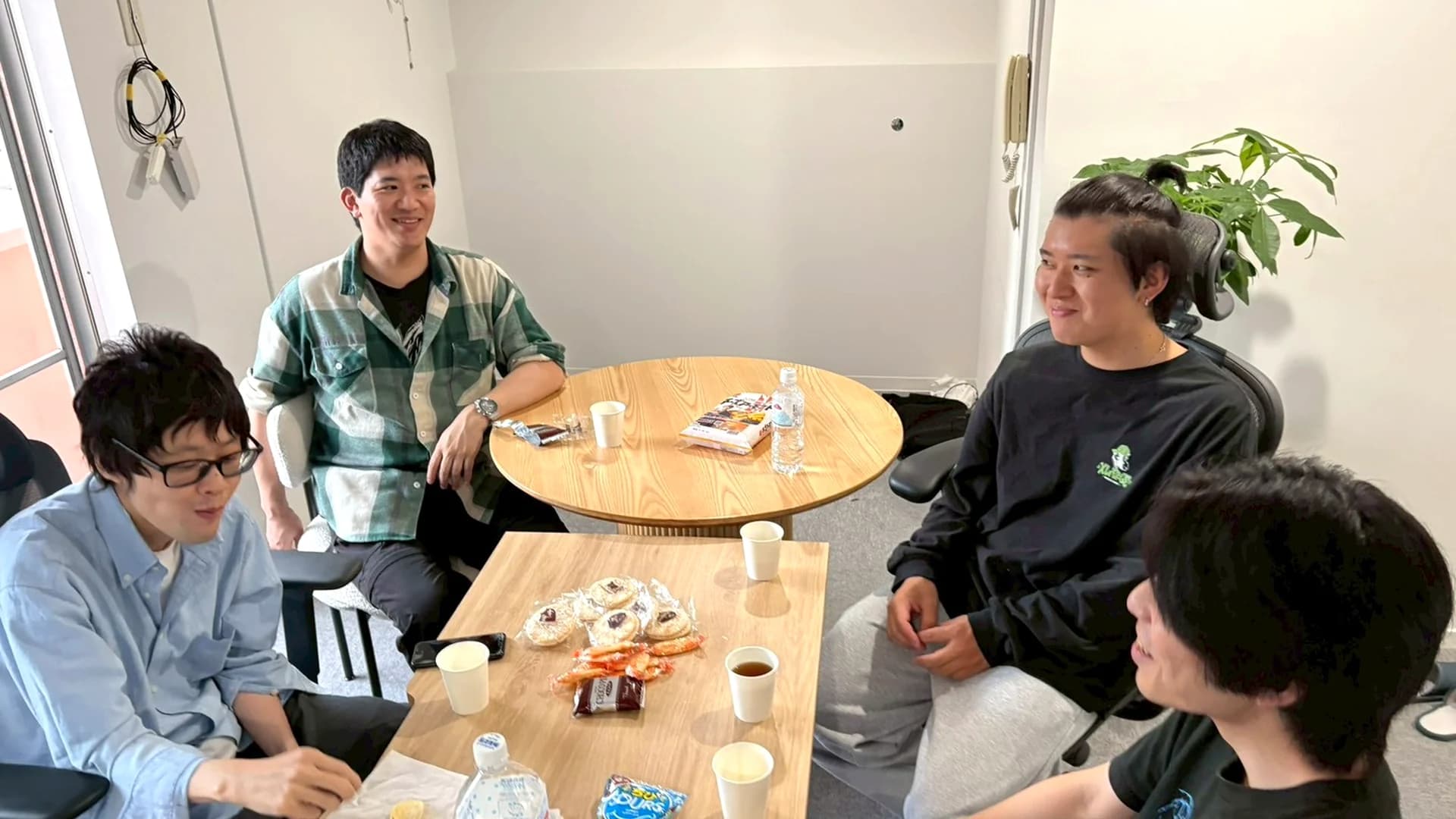 社内ラウンジでのディスカッション